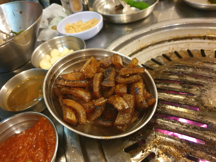 I had odol-galbi (cartilage pork ribs), dwaeji-kkeopdegi (pork rind), and a beer. It was so refreshing.
Cheonho-dong Ottukkeop restaurant. This is the Korean restaurant vibe! — photo 5