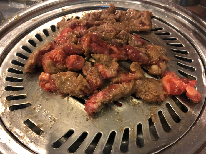 I had odol-galbi (cartilage pork ribs), dwaeji-kkeopdegi (pork rind), and a beer. It was so refreshing.
Cheonho-dong Ottukkeop restaurant. This is the Korean restaurant vibe! — photo 2