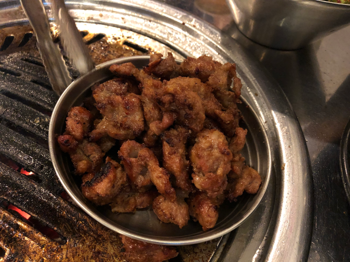 I had odol-galbi (cartilage pork ribs), dwaeji-kkeopdegi (pork rind), and a beer. It was so refreshing.
Cheonho-dong Ottukkeop restaurant. This is the Korean restaurant vibe! — photo 3