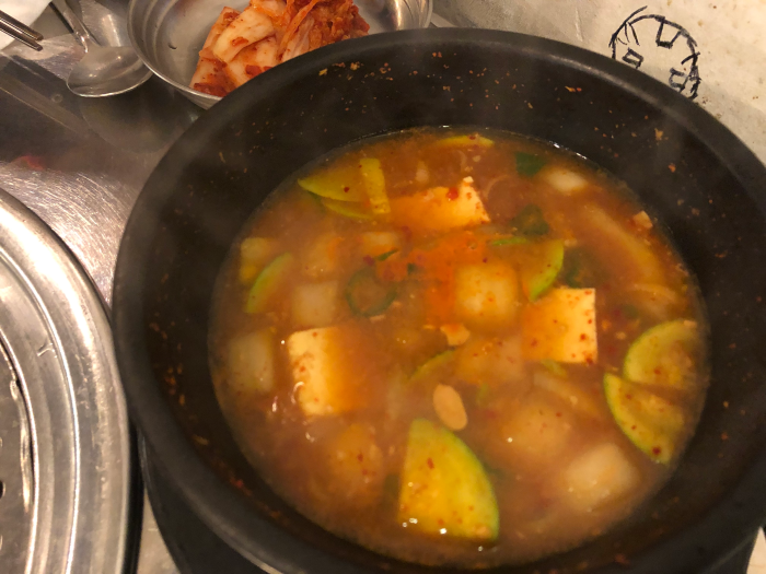 I had odol-galbi (cartilage pork ribs), dwaeji-kkeopdegi (pork rind), and a beer. It was so refreshing.
Cheonho-dong Ottukkeop restaurant. This is the Korean restaurant vibe! — photo 7
