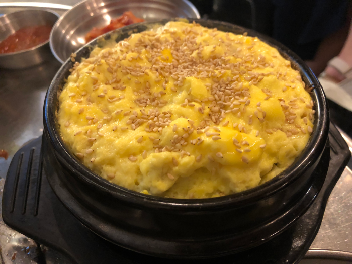 I had odol-galbi (cartilage pork ribs), dwaeji-kkeopdegi (pork rind), and a beer. It was so refreshing.
Cheonho-dong Ottukkeop restaurant. This is the Korean restaurant vibe! — photo 6