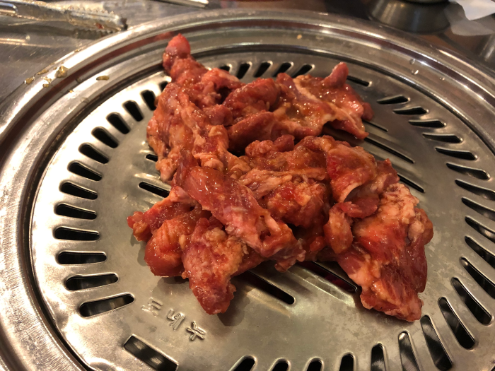 I had odol-galbi (cartilage pork ribs), dwaeji-kkeopdegi (pork rind), and a beer. It was so refreshing.
Cheonho-dong Ottukkeop restaurant. This is the Korean restaurant vibe! — photo 1