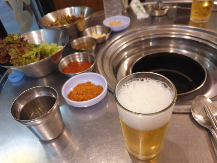 I had odol-galbi (cartilage pork ribs), dwaeji-kkeopdegi (pork rind), and a beer. It was so refreshing.
Cheonho-dong Ottukkeop restaurant. This is the Korean restaurant vibe! — photo 8