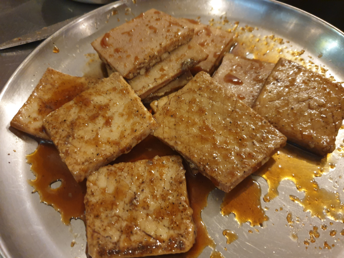 I had odol-galbi (cartilage pork ribs), dwaeji-kkeopdegi (pork rind), and a beer. It was so refreshing.
Cheonho-dong Ottukkeop restaurant. This is the Korean restaurant vibe! — photo 4