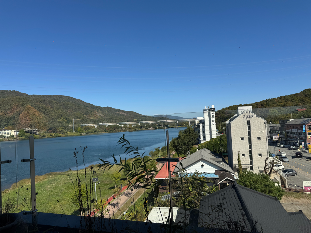 Yangpyeong Seojongmyeon Twosome Place
I sometimes come here, and the view is really good.
It rained yesterday, so the temperature is low today, but the cool air is refreshing. — photo 4
