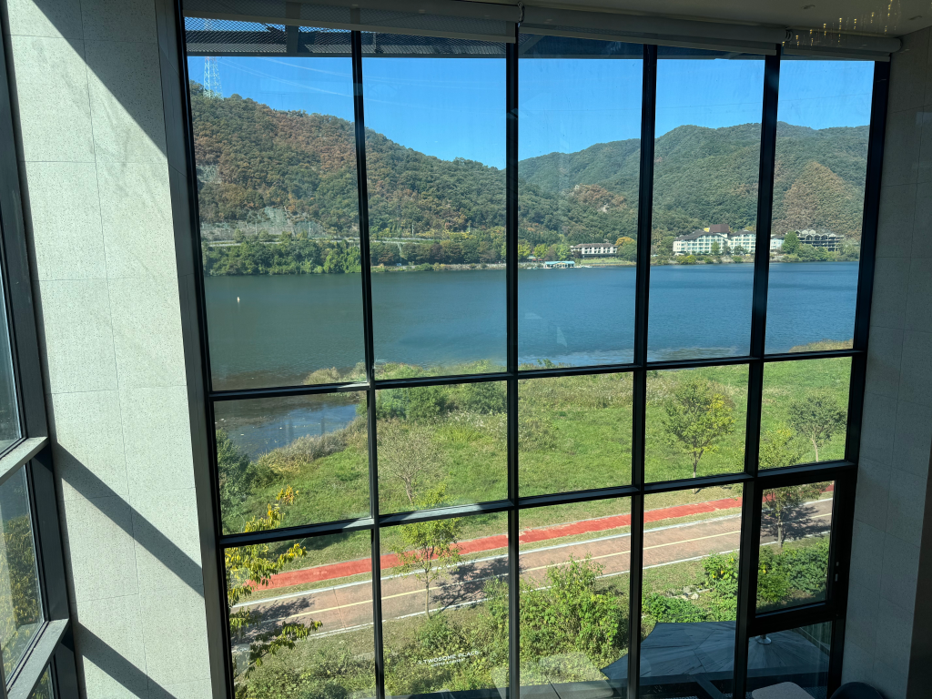 Yangpyeong Seojongmyeon Twosome Place
I sometimes come here, and the view is really good.
It rained yesterday, so the temperature is low today, but the cool air is refreshing. — photo 3