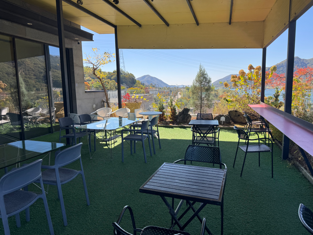 Yangpyeong Seojongmyeon Twosome Place
I sometimes come here, and the view is really good.
It rained yesterday, so the temperature is low today, but the cool air is refreshing. — photo 5