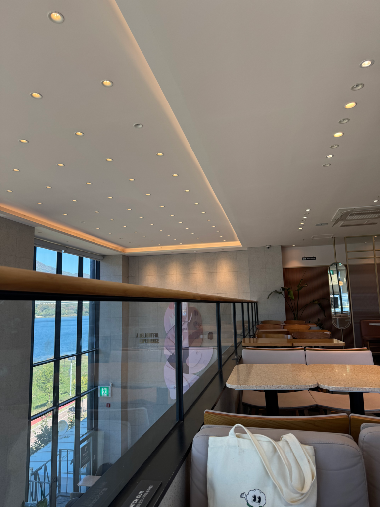 Yangpyeong Seojongmyeon Twosome Place
I sometimes come here, and the view is really good.
It rained yesterday, so the temperature is low today, but the cool air is refreshing. — photo 2
